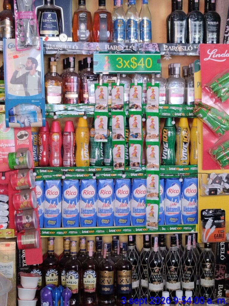 Productos La Reina exhibidos en un comercio